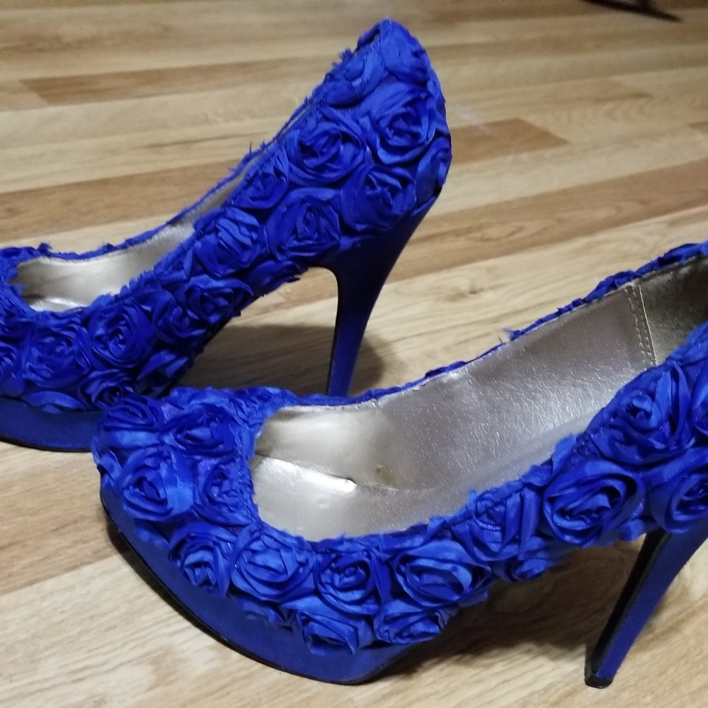 Beautiful 3d flower royal blue high heels